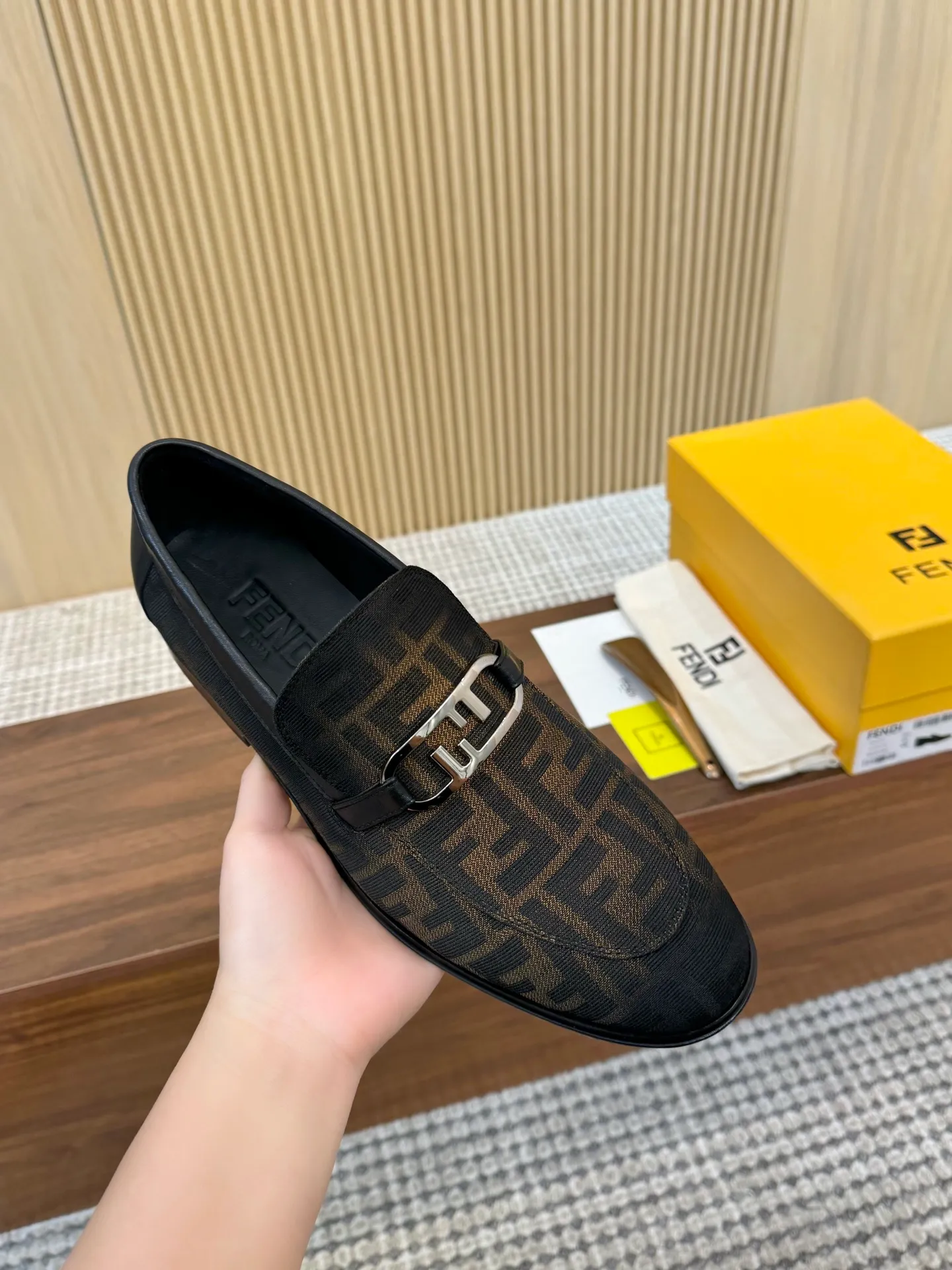 [FENDI] Top P: 980💰 ▪️Size: Men's 39-44. (Customized at 38.45.46) Fendi men's business casual leather shoes Imported brand cloth/calfskin/open edge beads/brand logo printing -Inside: Comfortable cowhide lining -Outsole: Genuine leather outsole with rubber backing embedded in the heel, perfect injection molding -Ultra-high quality control·Fine workmanship: highlighted (high-end·luxury·grade)